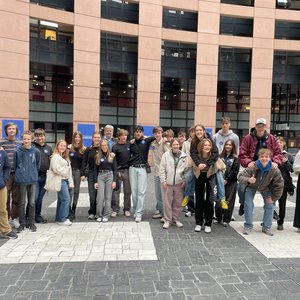 Gruppenbild im Gebäude des EU-Parlaments Straßburg