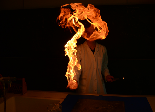 Schüler bei einem Versuch mit einer Flamme