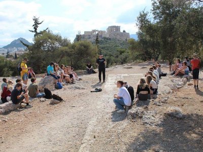Bild einer Schülergruppe und des Lehrers Ralf Altgeld in Athen.