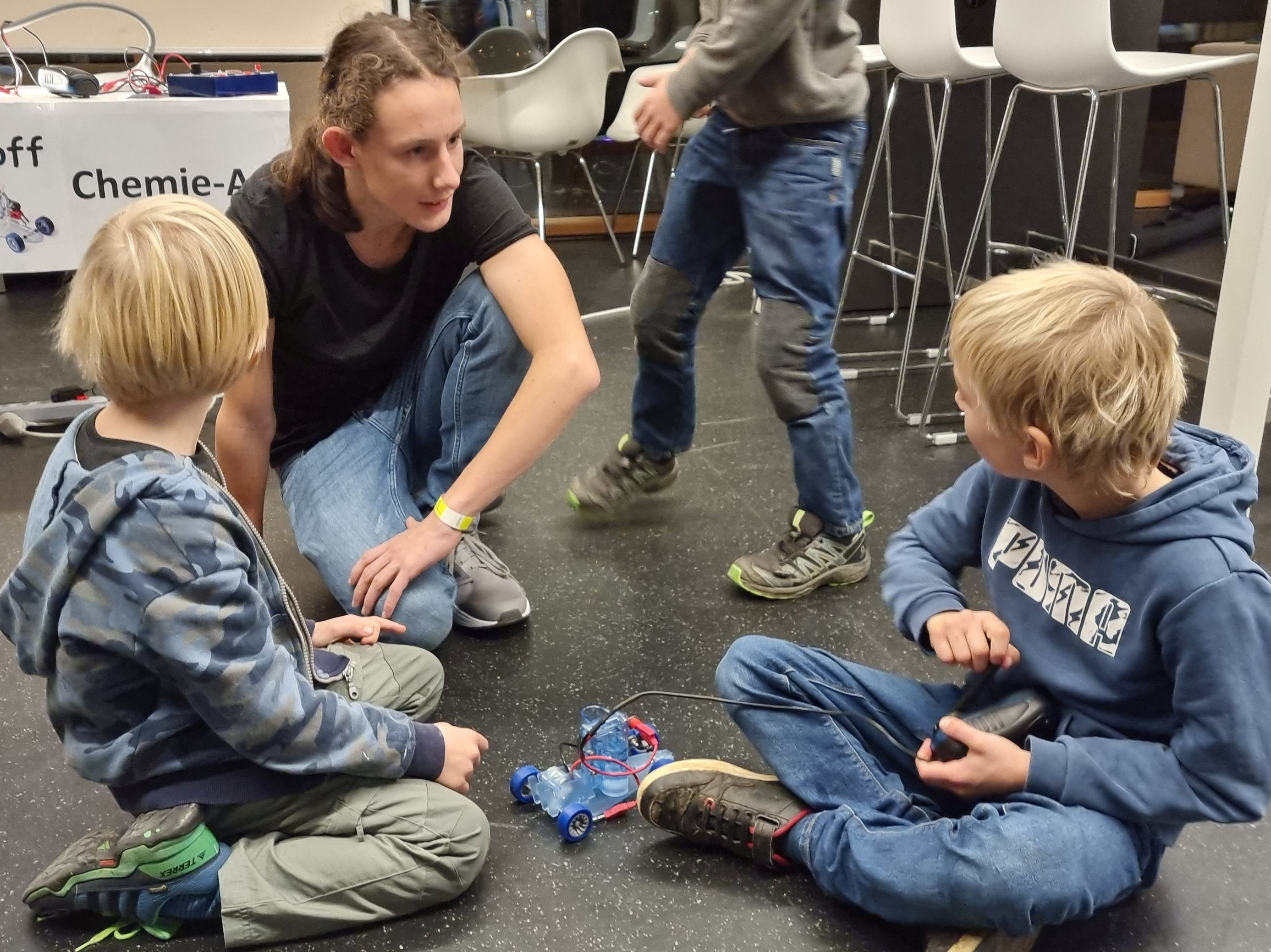 Jannis Weidenbacher erklärt Kindern die Funktionsweise des Wasserstoffautos