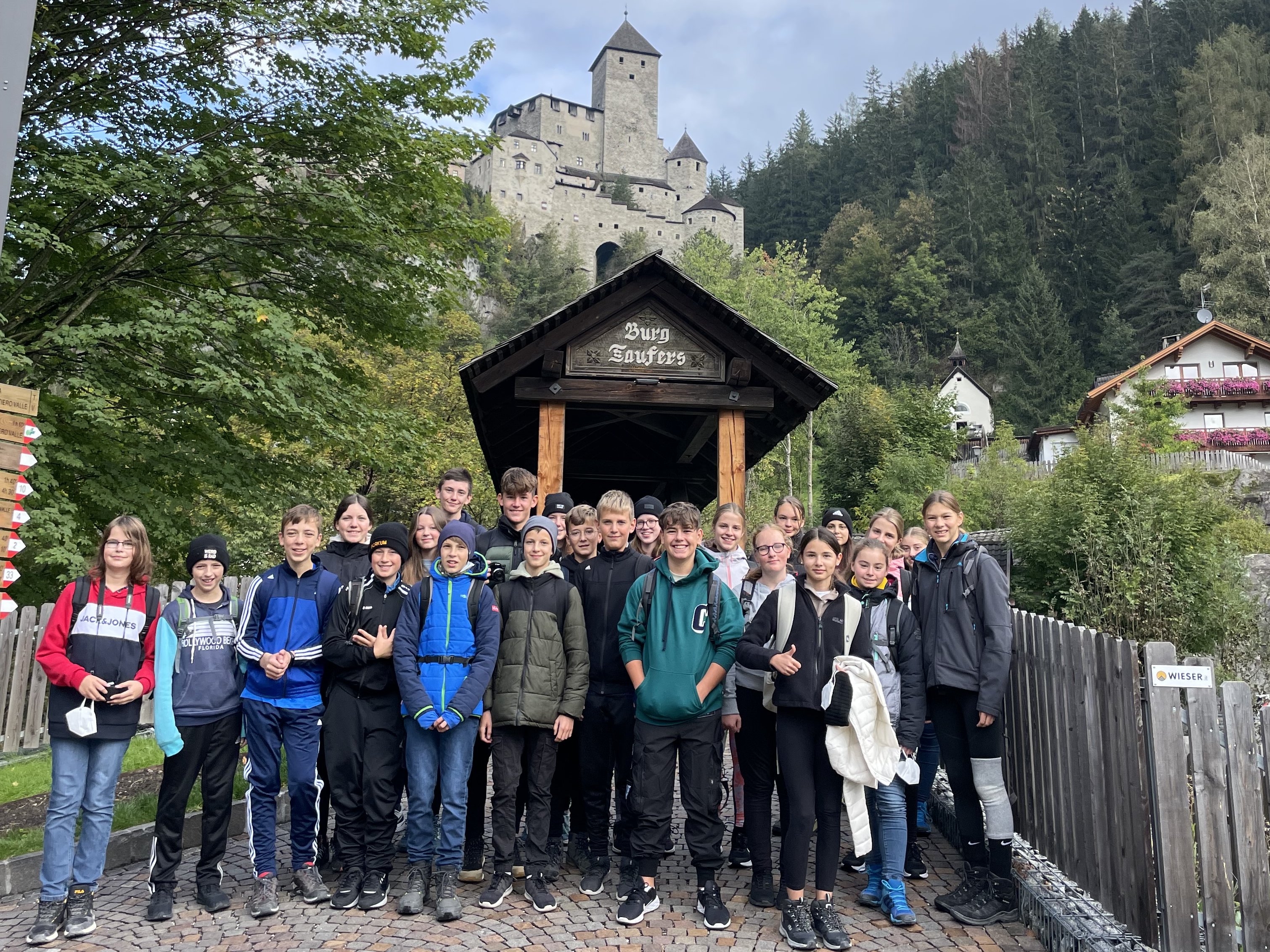 Schülerinnen und Schüler in Südtirol beim Gruppenbild