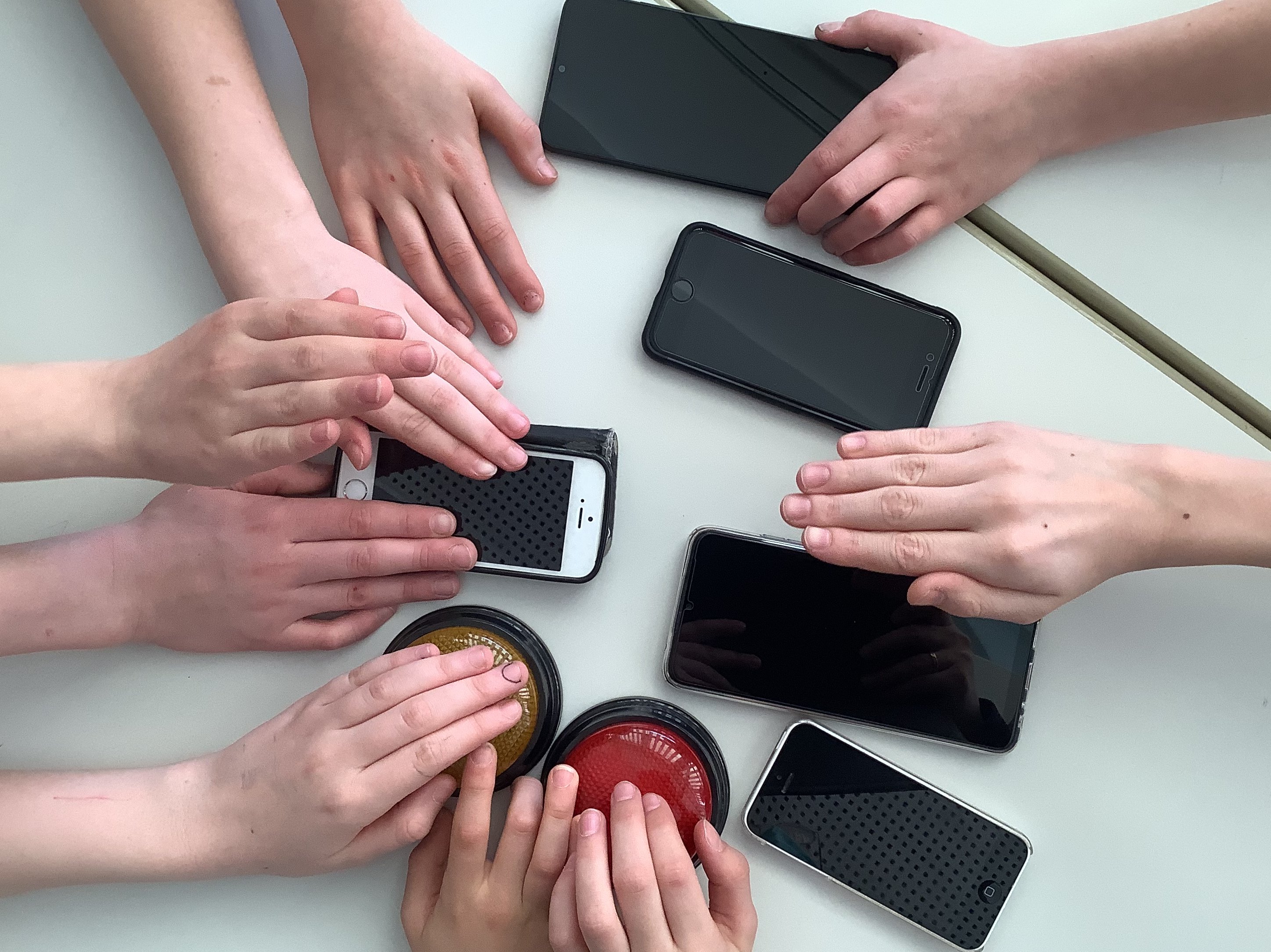 Verschiedene Hände an verschiedenen Handys