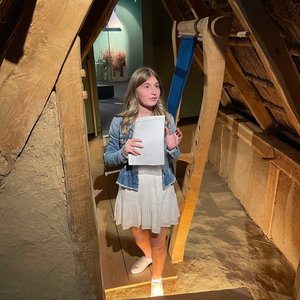 Schülerin führt durchs Alamannenmuseum