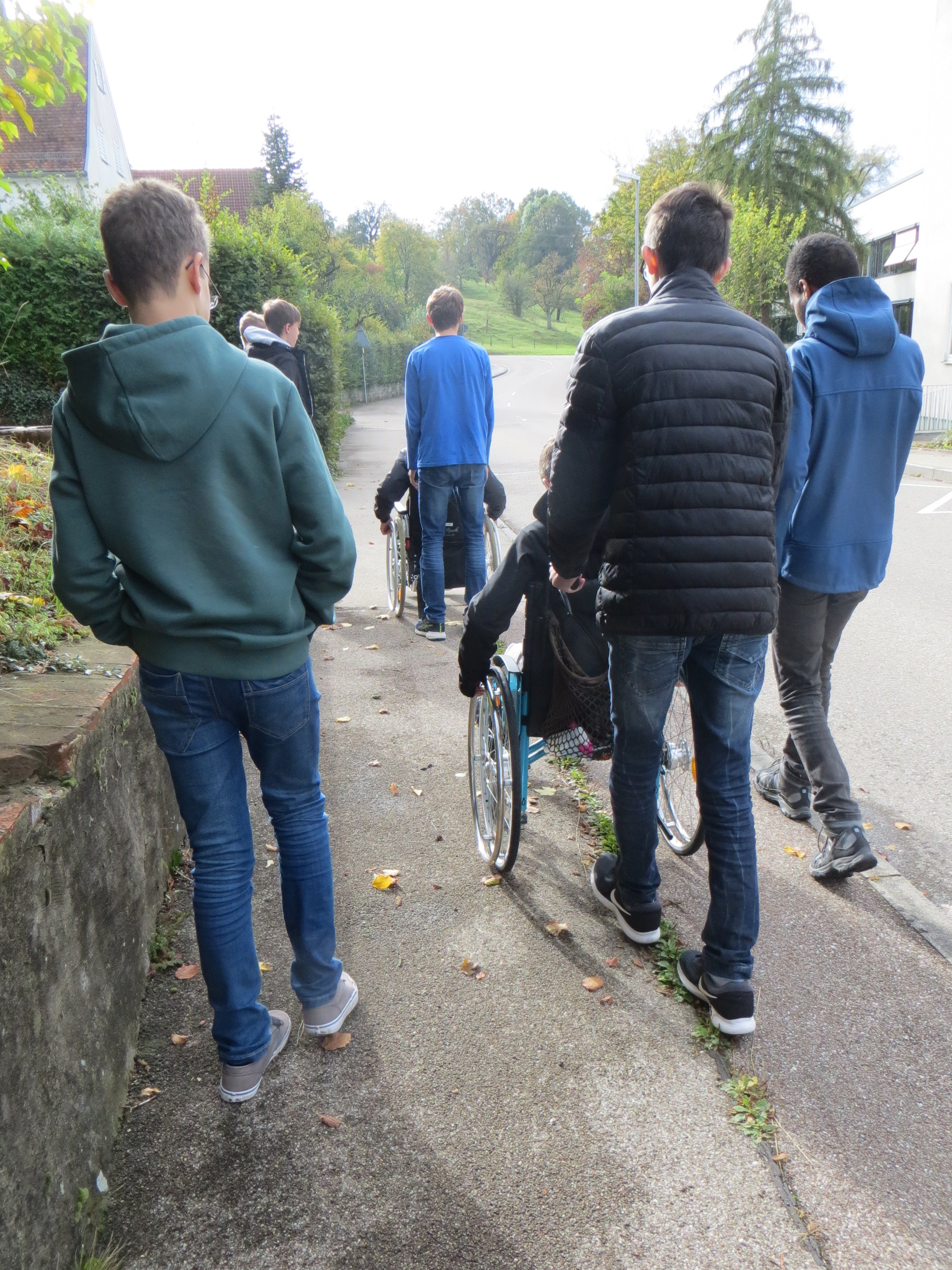 Schülerinnen und Schüler üben den Umgang mit Rollstuhlfahrern ein