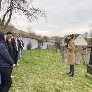 Stadtarchivarin Johanna Menzel-Fuchs informiert über den ehemaligen jüdischen Friedhof in Bopfingen-Oberdorf