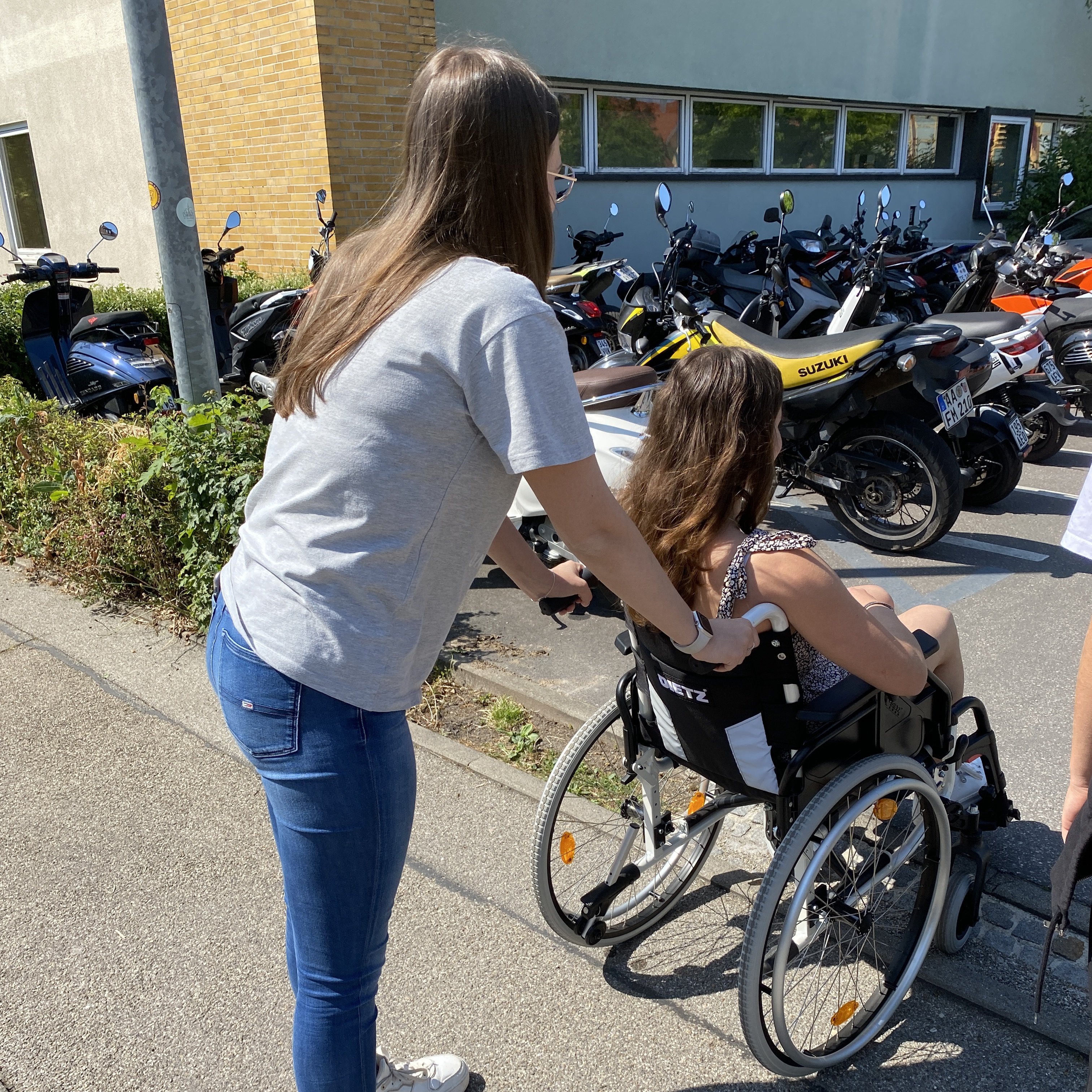 Schüler bei einer Rollstuhlübung