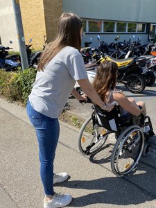 Schüler bei einer Rollstuhl-Übung