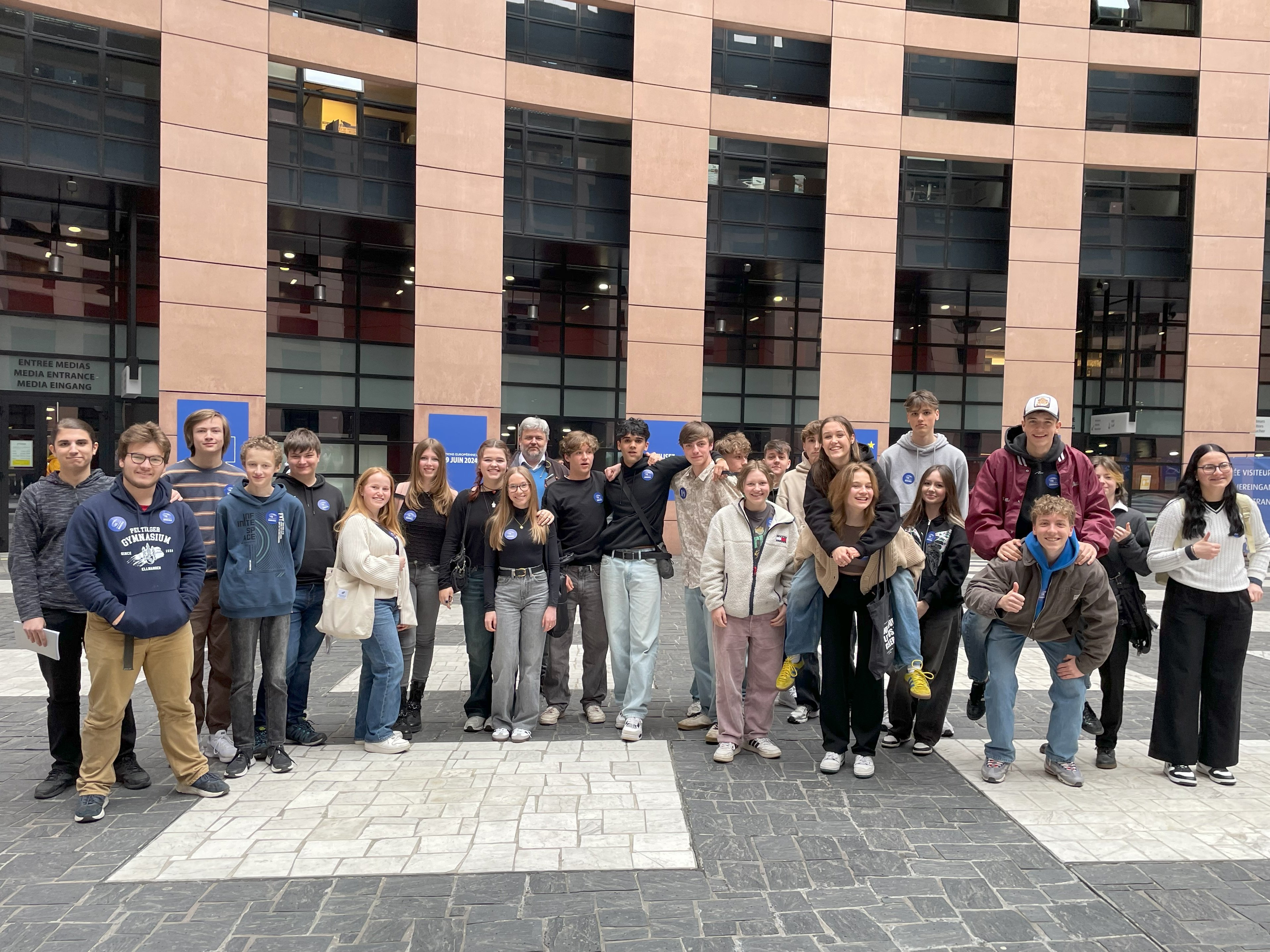 Gruppenbild im Gebäude des EU-Parlaments Straßburg