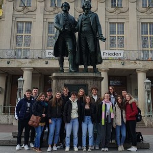 Gruppenfoto vor dem Nationaltheater in Weimar