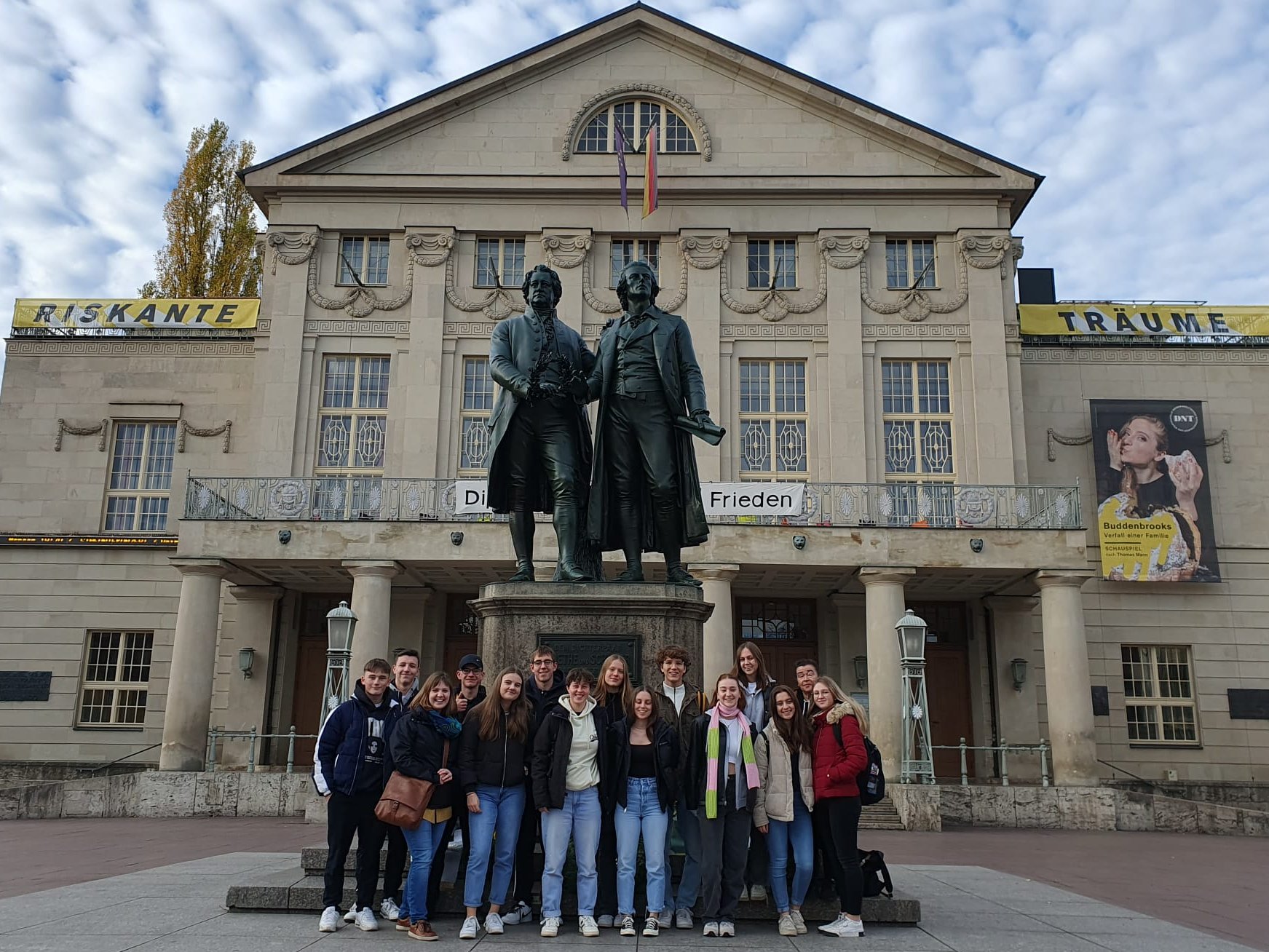 Gruppenfoto vor dem Nationaltheater im Weimar